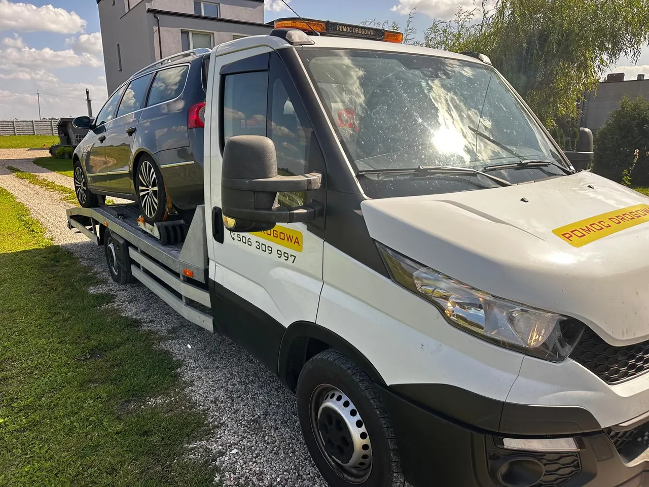 Volkswagen Passat na lawecie w drodze do warsztatu